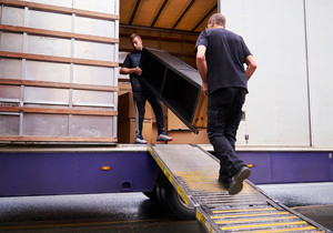 스트래티지 우선주 지속 불가능성 지적…가구 팔아 집세 내는 꼴