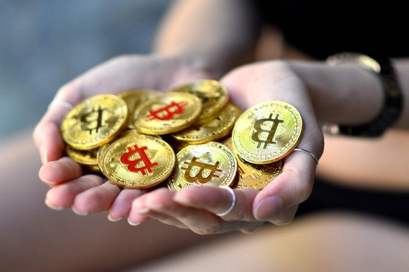 Pessoas-que-ficaram-ricas-com-bitcoin-1-e1762105835564.jpg