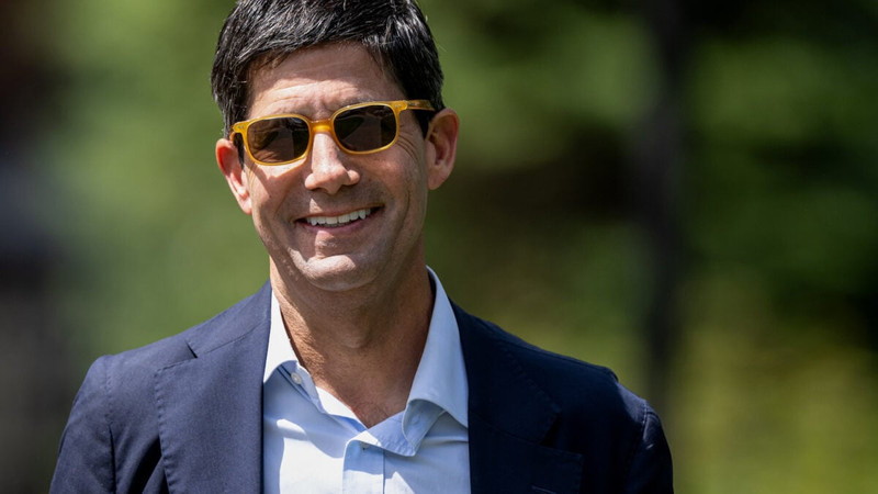 Kevin-Warsh-smiling-while-wearing-sunglasses-1200x675.jpg