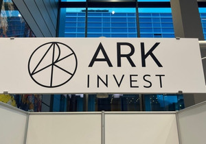 캐시 우드 “트럼프, 중간선거 전 비트코인 전략비축 나설 명분 차고 넘친다”