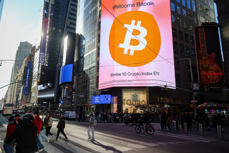 108239327-1765313566105-gettyimages-2250323558-US_CRYPTO.jpeg