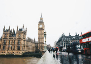 영국 최단 임기 재무장관, 비트코인 사업 진출로 정치권 논란